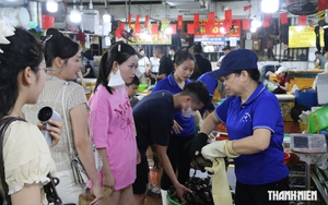 Chợ hải sản Quảng Ninh đông nghịt khách, tiểu thương đóng hàng mỏi tay