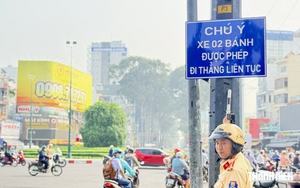 Xe máy được đi thẳng liên tục ở vòng xoay, muốn rẽ trái, rẽ phải thì sao? Xe máy được đi thẳng liên tục ở vòng xoay, muốn rẽ trái, rẽ phải thì sao?