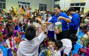 Học sinh vùng sâu Quảng Trị đón Trung thu trong mùa mưa lũ