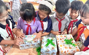 Những 'gói trăng' yêu thương gửi lên vùng biên