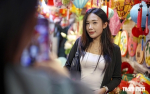 Phố Hàng Mã bất ngờ thông thoáng, khách tha hồ tạo dáng