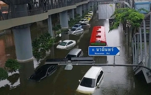Mưa ngập Bangkok, chàng trai Việt canh điện thoại giúp đồng hương có xe chết máy