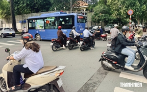 Cùng đến giao lộ không có đèn tín hiệu, xe nào được đi trước?