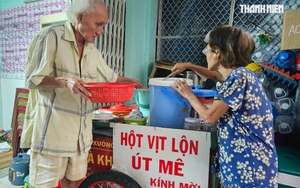 Vợ chồng già bán hột vịt lộn nuôi con bệnh: 'Chỉ mong còn sức bán vài năm nữa'