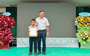 Học sinh lớp 4 nhặt 4,8 triệu đồng trả lại du khách, được biểu dương ngày khai giảng
