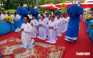 Tín đồ Cao Đài cầu siêu cho anh hùng liệt sĩ tại Công viên Lê Thị Riêng