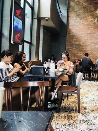 Gặp lại bạn bè, sinh viên làm gì trong ngày nghỉ tết cuối cùng?