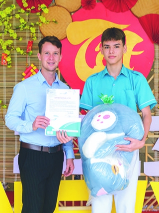 Nam sinh lớp 9 thành thạo 2 ngoại ngữ, đạt IELTS 8.0