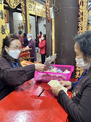 Tiền công đức; tiền tài trợ cho di tích, lễ hội: Tiếp nhận, quản lý thế nào?