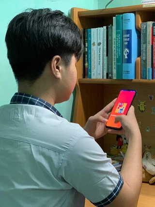 Phụ huynh ứng xử thế nào khi con nhỏ xem phim người lớn?