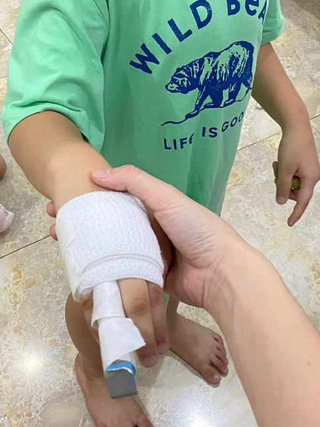 Đình chỉ ngay một giáo viên bị tố đánh học sinh gãy ngón tay
