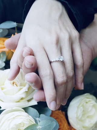 Áp lực vì người yêu thúc cưới