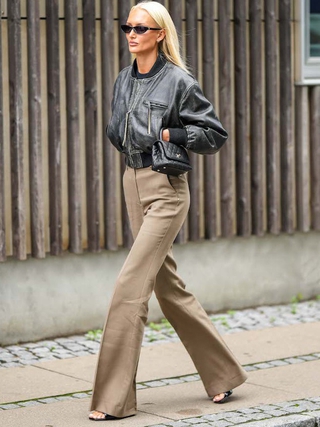 Sức hút cổ điển của áo khoác bomber da và quần ống loe
