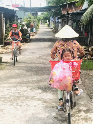 Người bà miền Tây chở cháu nội bệnh xương thủy tinh đi học bằng rổ nhựa