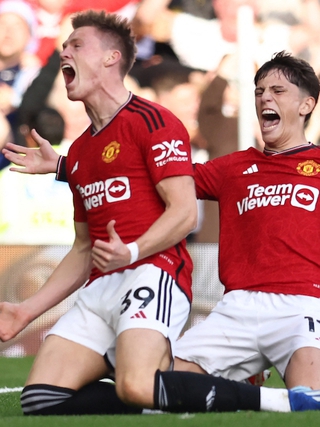 M.U ngược dòng kinh điển trên sân nhà, McTominay cứu HLV Ten Hag