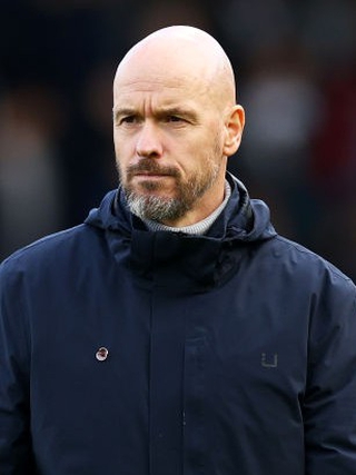 HLV Erik ten Hag phản ứng trước khả năng Varane và Casemiro sang Ả Rập Xê Út