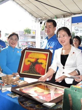 Khai mạc hội chợ nông sản thanh niên toàn quốc
