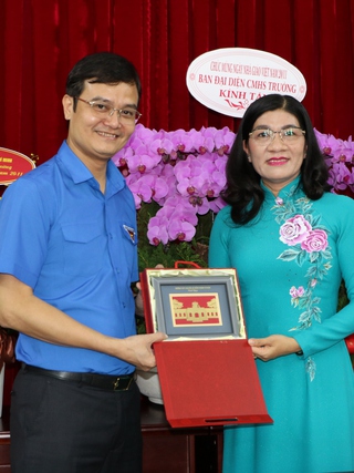 Anh Bùi Quang Huy thăm, chúc mừng thầy cô giáo Trường THPT chuyên Lê Hồng Phong