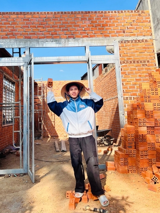 Chàng trai xây nhà tiền tỉ cho ba mẹ ở tuổi 24
