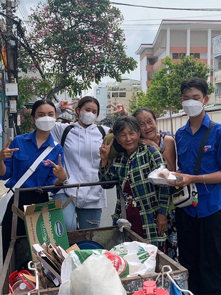 Hộp cơm yêu thương và gian hàng 2.000 đồng