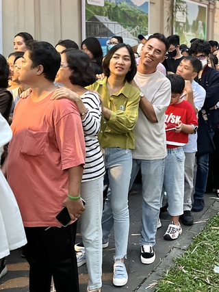 Dòng người xếp hàng đi chợ Giáng sinh châu Âu ở TP.HCM
