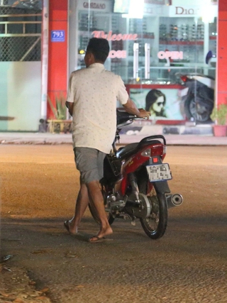 'Nhậu xong dắt bộ xe máy về nhà' liệu có bị phạt nồng độ cồn không?