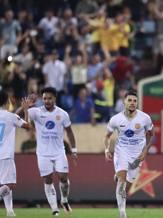 Lội ngược dòng ngoạn mục trên sân nhà, CLB Nam Định vẫn đứng vững trên đỉnh V-League