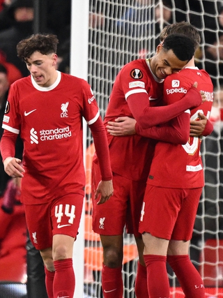 Liverpool thể hiện sức mạnh ở Europa League, AS Roma của HLV Mourinho gặp khó