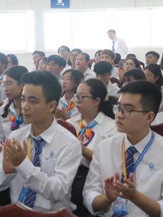 Tại sao người ta vừa học tốt, vừa tham gia phong trào, còn mình thì không?
