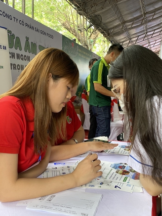 Gặp câu hỏi khó nhằn khi phỏng vấn tìm việc, bạn trẻ ứng xử ra sao?
