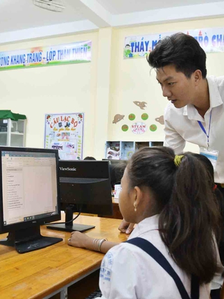 Quyết không bỏ nghề khi thấy học trò tập gõ chữ trên bàn phím hư