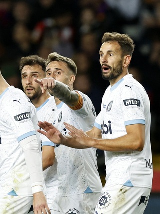 Girona thắng đậm Barca, đòi lại ngôi đầu La Liga từ tay Real Madrid