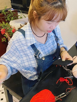Cô gái đạt triệu lượt xem trên mạng nhờ móc len thành hình dáng cử nhân