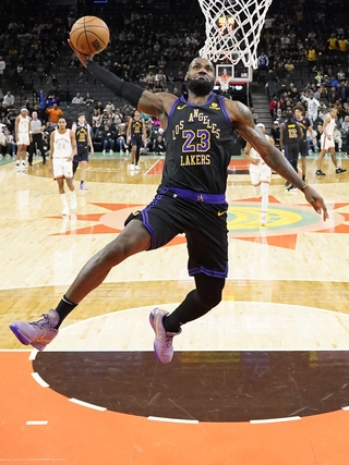 LeBron James vẫn gánh Lakers 'còng lưng' dù đã gần 40 tuổi