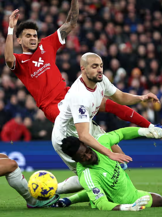 Hoàn toàn lép vế, M.U vẫn may mắn cầm hòa Liverpool, HLV Ten Hag tươi như hoa