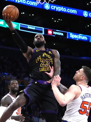 LeBron James cùng Lakers thua đau trong ngày 'khoe' chức vô địch lịch sử