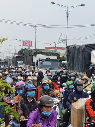 Nhiều người chạy xe máy về quê đón tết, bất ngờ vì điều này…