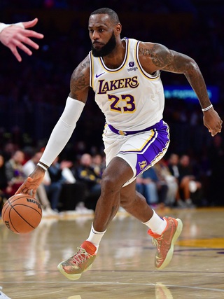 LeBron James trở lại với vị trí sở trường giúp Los Angeles Lakers thành công