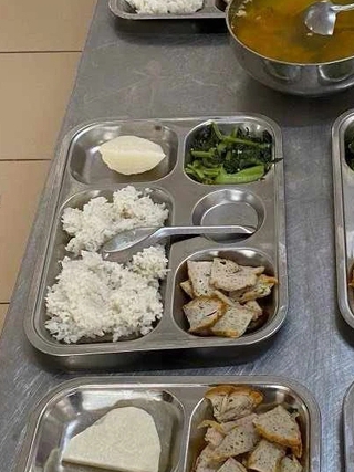 Làm rõ trách nhiệm của nhà trường khi nhiều học sinh nhập viện sau bữa ăn