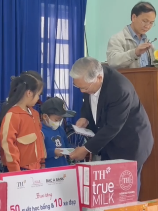 Đoàn đại biểu Quốc hội tỉnh Phú Yên trao quà cho học sinh nghèo