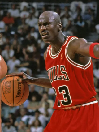 Shaquille O'Neal tỏ thái độ khi Miami Heat treo áo có số Michael Jordan