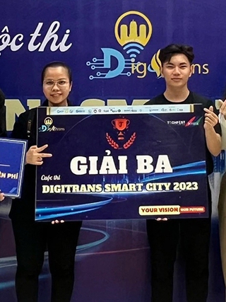 Nhóm sinh viên chế tạo găng tay phục hồi chức năng