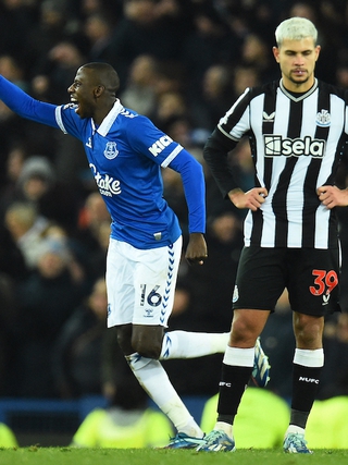 Everton 'nhấn chìm' Newcastle, Tottenham thua sốc trên sân nhà