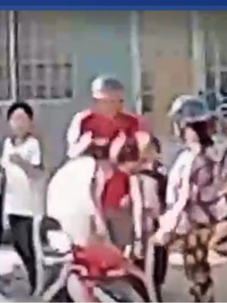 Phụ huynh xông vào trường đánh học sinh vì mâu thuẫn với con mình