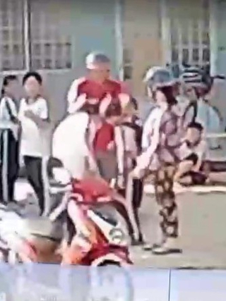 Phụ huynh xông vào trường đánh 2 học sinh lớp 5 vì mâu thuẫn với con mình?