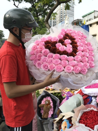Ngày Tình nhân: Không nhất thiết phải tặng quà?