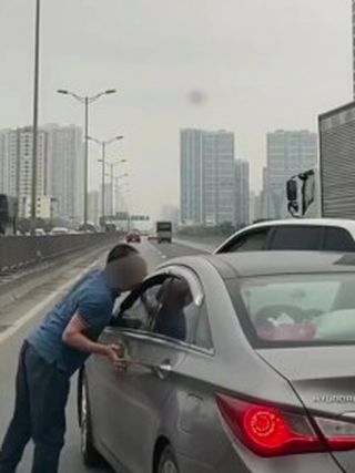 Xác minh tài xế xe Porsche chặn đường, nhổ nước bọt vào xe khác trên cao tốc