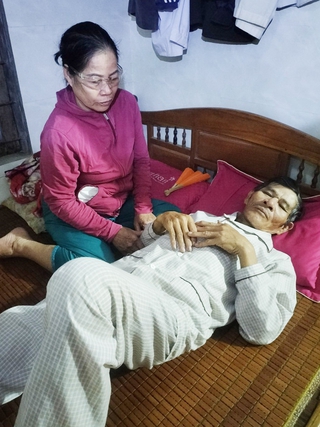 Lâm bệnh hiểm nghèo, vợ chồng già rơi vào bế tắc