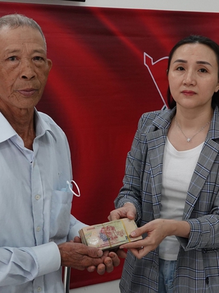 Trao hơn 76,6 triệu đồng bạn đọc giúp đỡ 2 gia đình khó khăn