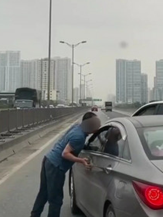 Xử phạt tài xế xe Porsche chặn đường, nhổ nước bọt vào xe khác trên cao tốc